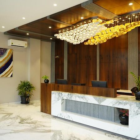 Alaukik Hotel Ширди Экстерьер фото