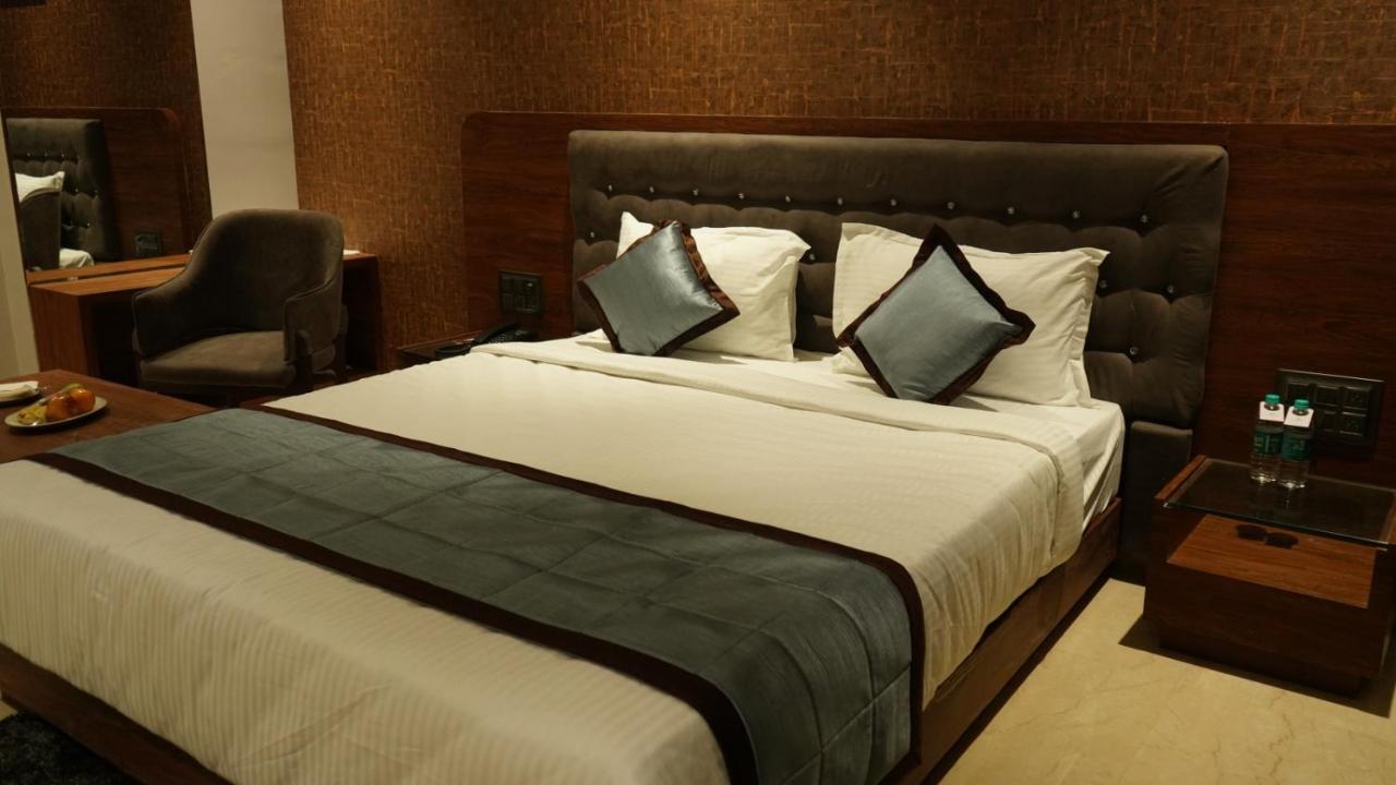 Alaukik Hotel Ширди Экстерьер фото