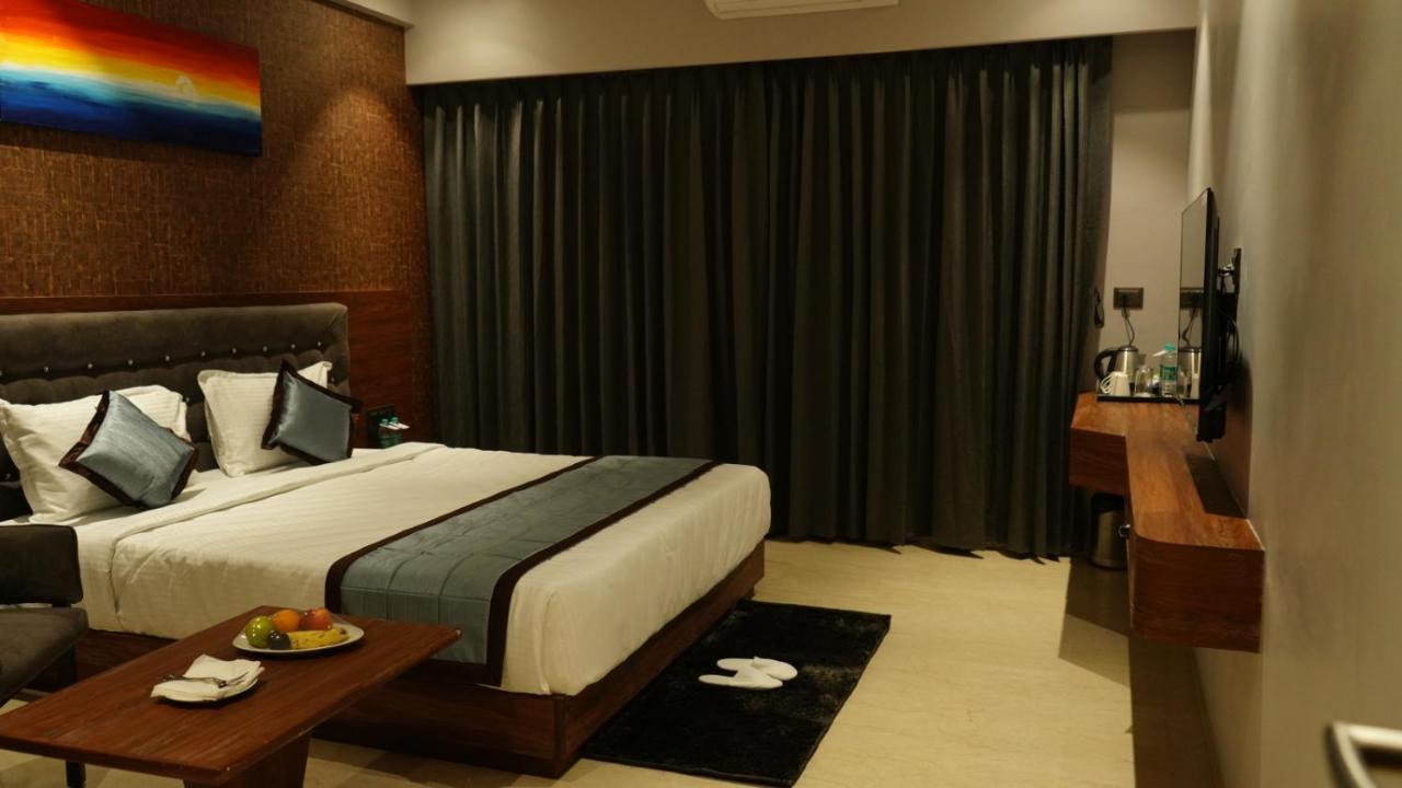 Alaukik Hotel Ширди Экстерьер фото